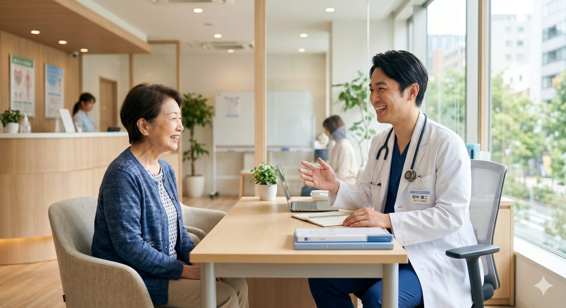 医局を辞めて新しいキャリアを歩む医師が笑顔で働く場面